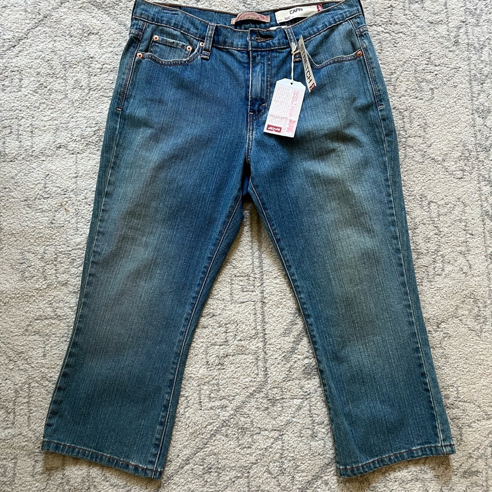 Authentic Levi’s denim capri length blue jeans 515
